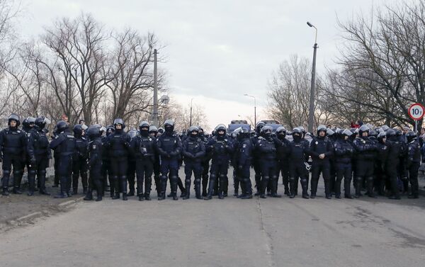 Policiais ucranianos formam barreira para impedir que manifestantes avancem sobre ônibus com passageiros evacuados da China, em Novye Sanzhany, na Ucrânia, em 20 de fevereiro de 2020 - Sputnik Brasil