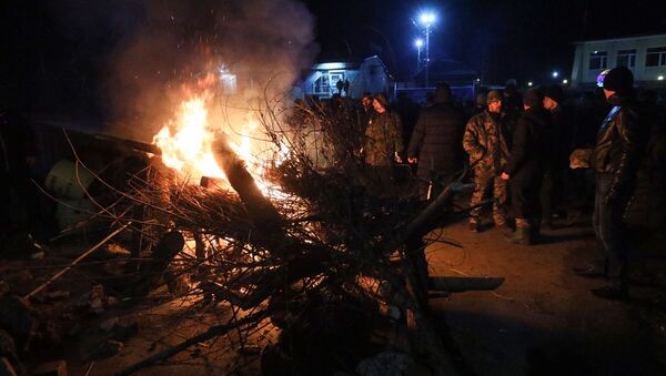 Manifestantes preparam barricada na entrada da cidade de Novye Sanzhany na Ucrânia, em 20 de fevereiro de 2020 - Sputnik Brasil