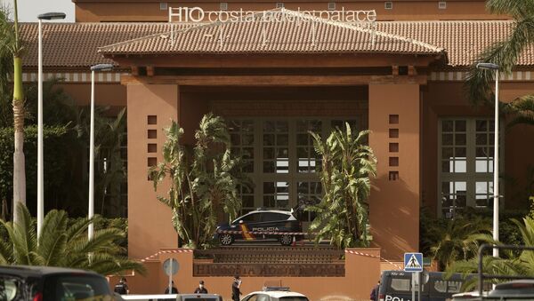 Policiais espanhóis em frente ao hotel H10 Costa Adeje Palace em Tenerife, Canárias, Espanha, 25 de fevereiro de 2020 - Sputnik Brasil