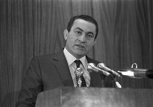 Presidente do Egito, Hosni Mubarak, profere discurso na Academia de Polícia, no Cairo, em 1985 - Sputnik Brasil