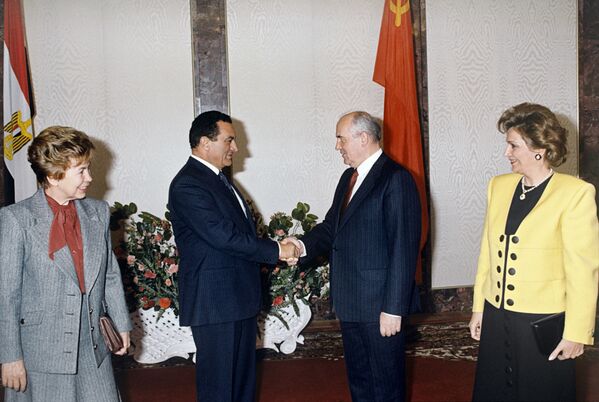 Presidente da União Soviética, Mikhail Gorbachev, e sua esposa, Raisa, recebem o presidente do Egito, Hosni Mubarak, e sua esposa, Suzanne, em visita oficial a Moscou - Sputnik Brasil