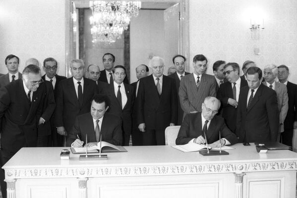 Presidentes do Egito, Hosni Mubarak (à esquerda), e da União Soviética, Mikhail Gorbachev, assinam declaração bilateral, no Kremlin, em Moscou - Sputnik Brasil