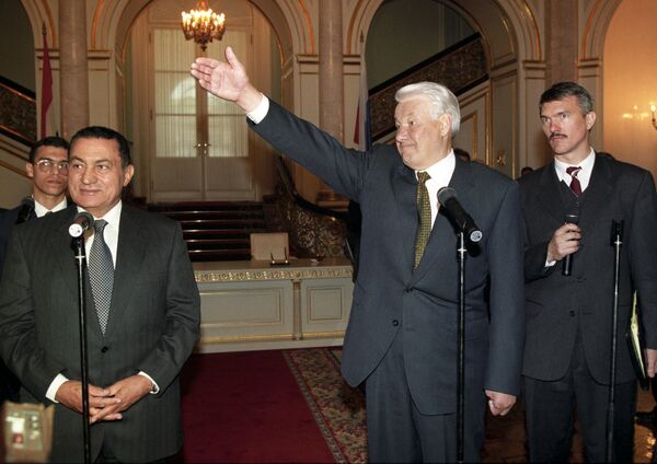 Hosni Mubarak em visita à Rússia, então liderada pelo presidente Boris Yeltsin, em 1997 - Sputnik Brasil