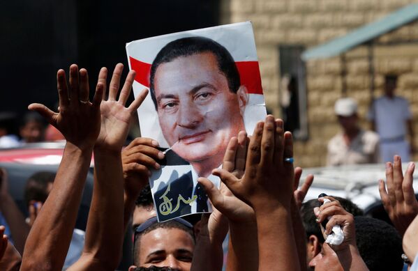 Apoiadores do ex-presidente do Egito, Hosni Mubarak, comemoram sua saída da prisão de Tora, próximo à capital egípcia, Cairo, em 2013 - Sputnik Brasil