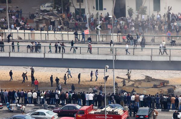 Grupo de apoiadores e de manifestantes contrários à liderança de Mubarak se enfrentam no Cairo - Sputnik Brasil
