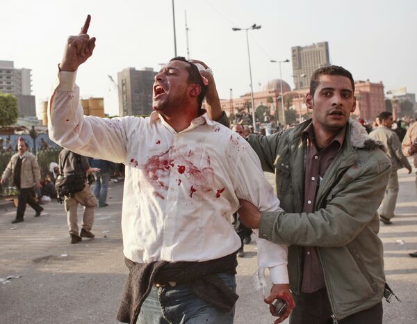 Homem sai ferido de embate entre apoiadores e opositores de Hosni Mubarak, na Praça Tahrir, no Cairo - Sputnik Brasil