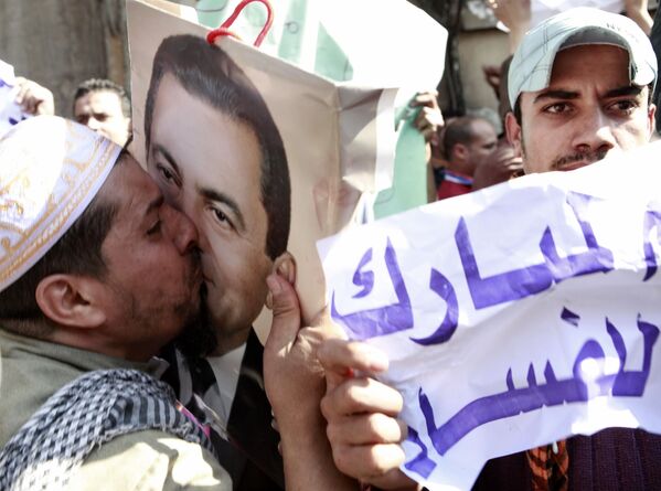 Homem beija cartaz com a foto de Hosni Mubarak na capital do Egito, Cairo, em 2011 - Sputnik Brasil
