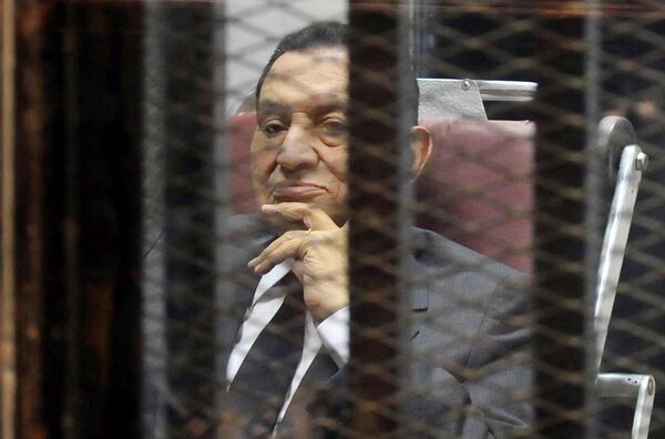 Presidente do Egito, Hosni Mubarak, sob custódia da polícia, no Cairo, em 2014 - Sputnik Brasil