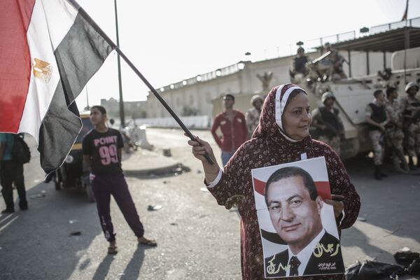 Apoiadora de Hosni Mubarak faz demonstração na frente da prisão de Tora, em 2014 - Sputnik Brasil
