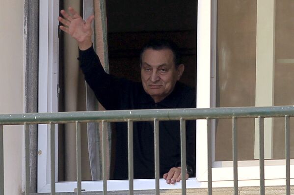 Ex-presidente egípcio Hosni Mubarak acena da janela do hospital militar do Cairo, em 2015 - Sputnik Brasil