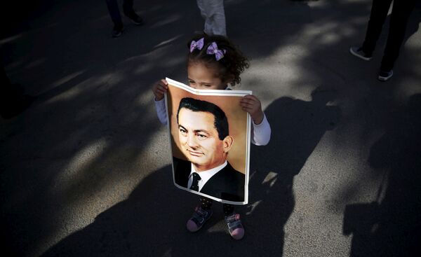 Garota com foto do líder Hosni Mubarak, durante a celebração dos 33 anos da liberação do Sinai, em 2015 - Sputnik Brasil