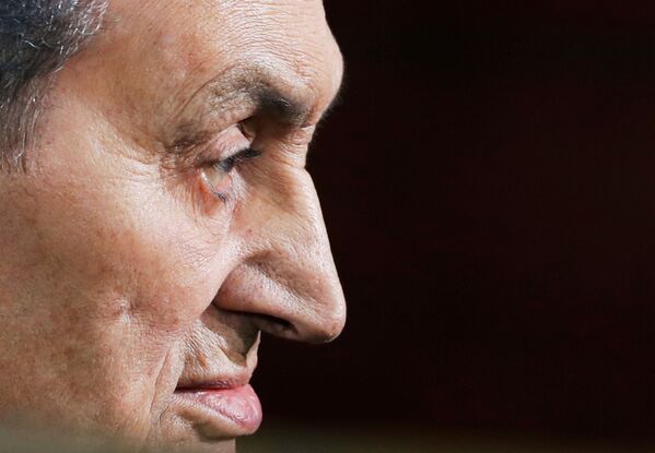 Ex-presidente do Egito, Hosni Mubarak, se apresenta perante tribunal, em 2018 - Sputnik Brasil