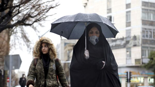 Mulheres caminhando com máscaras em Teerã para se proteger do coronavírus - Sputnik Brasil