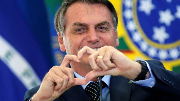 Presidente do Brasil, Jair Bolsonaro, faz coraçãozinho durante o lançamento da nova linha de crédito imobiliário com taxa fixa da Caixa Econômica Federal, no Palácio do Planalto, Brasília, 20 de fevereiro de 2020 - Sputnik Brasil