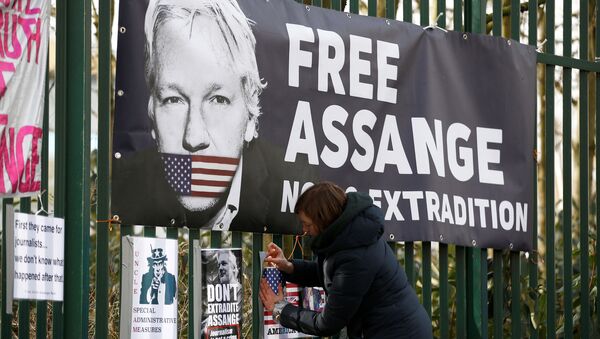 Apoiadora de Julian Assange, afixa uma placa na cerca da Corte de Woolwich em Londres, Reino Unido - Sputnik Brasil