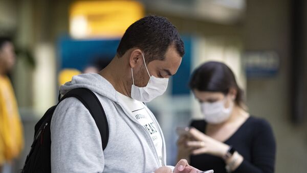 Pessoas usam máscaras para se proteger da propagação do coronavírus (foto de arquivo) - Sputnik Brasil