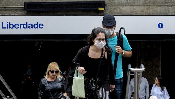 Passageiros do metrô de São Paulo usam máscaras na estação Japão-Liberdade, para se proteger e evitar a transmissão do novo coronavírus - Sputnik Brasil