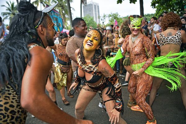 Foliões do bloco Amigos da Onça no Rio de Janeiro na véspera de Carnaval - Sputnik Brasil
