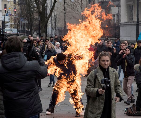 Manifestante taca fogo em si mesmo durante protesto em Kiev, Ucrânia, devido a um conflito sobre a propriedade de uma parcela de terra - Sputnik Brasil