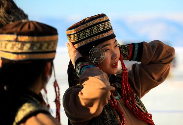Moça usa traje tradicional durante o Concurso Internacional de Esculturas de Gelo no lago Baikal, na região russa de Irkutsk - Sputnik Brasil