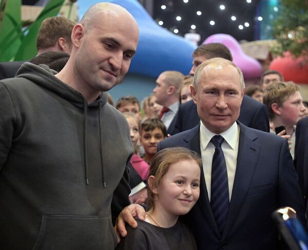 Presidente da Rússia, Vladimir Putin, tira foto com populares no parque de diversões Ostrov Mechty (Ilha do Sonho, em tradução livre) - Sputnik Brasil