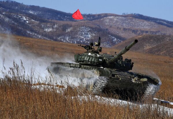 Tanque T-72 durante a primeira etapa da competição militar ArMI-2020 no polígono Sergeevsky, na região russa de Primorie - Sputnik Brasil