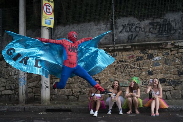 Folião fantasiado de Homem Aranha no bloco carnavalesco Céu na Terra no Carnaval carioca - Sputnik Brasil