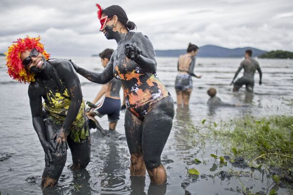 Mulheres passam lama em seus corpos durante a realização do Bloco da Lama no Carnaval de Paraty, no estado do Rio de Janeiro - Sputnik Brasil