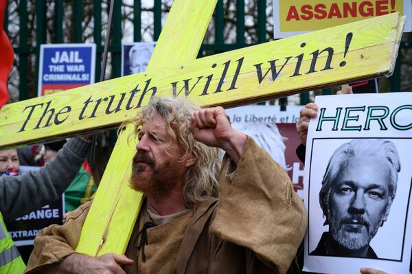 Manifestantes em ato pró-Assange, contra sua extradição do Reino Unido aos Estados Unidos - Sputnik Brasil