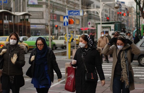 Mulheres iranianas com máscaras em meio a propagação do coronavírus, Teerã, Irã - Sputnik Brasil