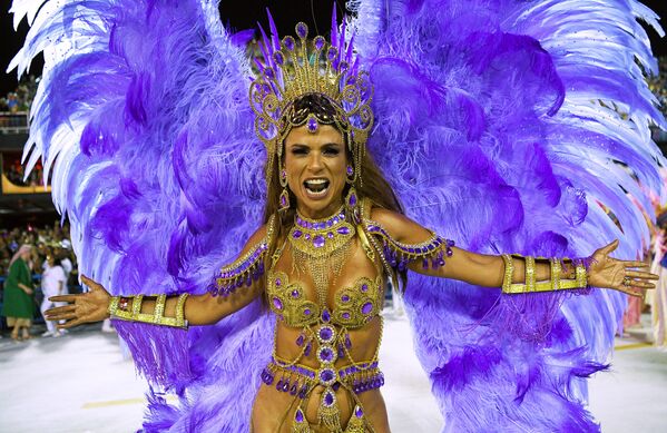 Dançarina da escola de samba da Mangueira durante o Carnaval carioca - Sputnik Brasil