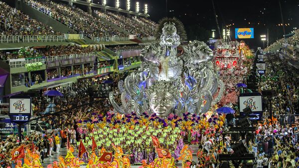 Viradouro se apresenta na Sapucaí no primeiro dia de desfiles do Grupo Especial no Rio - Sputnik Brasil
