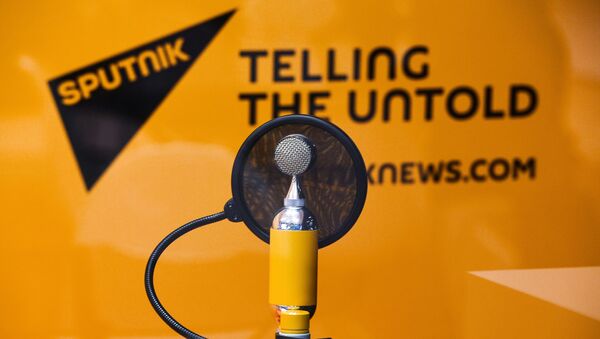 Microfone com logo da Sputnik ao fundo - Sputnik Brasil