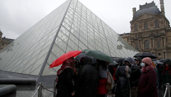 Turistas fazem fila na frente do Museu do Louvre, em 1º de março de 2020 - Sputnik Brasil
