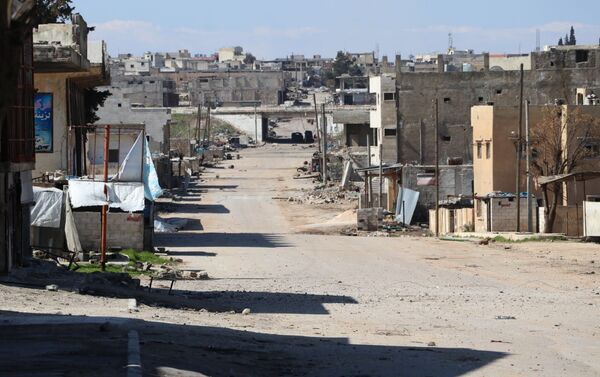 Uma estrada na cidade síria de Saraqeb. - Sputnik Brasil
