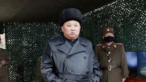 Líder da Coreia do Norte, Kim Jong-un, supervisiona teste militar em uma localidade não identificada, 2 de março de 2020 - Sputnik Brasil
