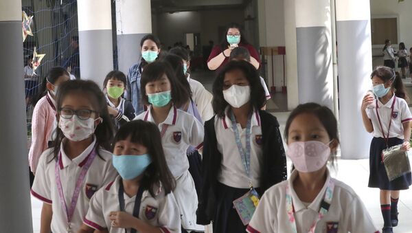 Crianças usando máscaras para se proteger do coronavírus em uma escola da Indonésia - Sputnik Brasil