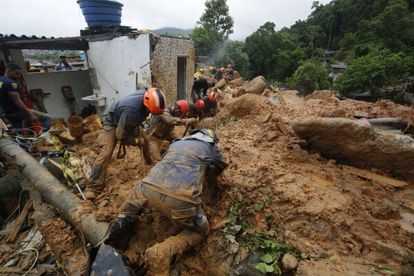 Equipes de resgate buscam vítimas de deslizamento de terra após fortes chuvas na cidade litorânea de Guarujá (SP) - Sputnik Brasil