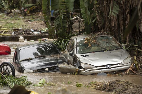 Veículos arrastados pelo forte aguaceiro no Rio de Janeiro acabam presos em um riacho de Realengo - Sputnik Brasil