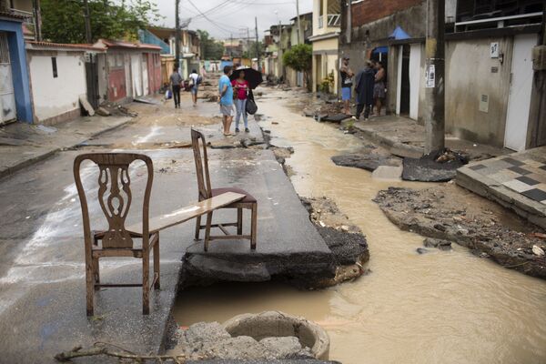 Rua de Realengo, no município do Rio, mostra destruição provocada por fortes chuvas que atingiram a região nos últimos dias - Sputnik Brasil