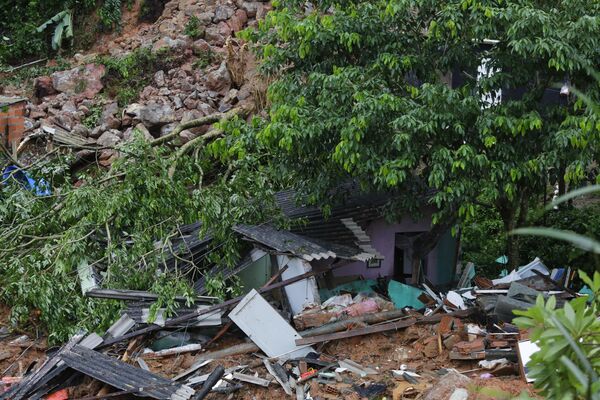 Casa desmoronada no município do Guarujá (SP) após fortes chuvas atingirem o local - Sputnik Brasil