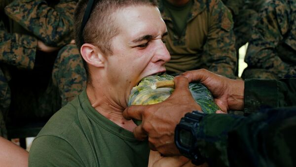 Soldado norte-americano com abóbora crua como parte do exercício militar Cobra Gold - Sputnik Brasil