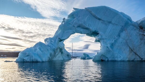 Iceberg no Oceano Ártico, próximo à costa russa. Mudanças climáticas estimulam a exploração de recursos naturais - Sputnik Brasil