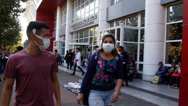Cidadãos chilenos usam máscaras ao lado de fora do hospital regional de Talca, logo após a confirmação do primeiro caso chileno da doença na cidade. - Sputnik Brasil