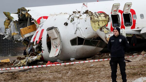 Avião da Pegasus Airlines ultrapassou a pista e se acidentou no aeroporto de Sabiha Gokcen, em Istambul, Turquia, 5 de fevereiro de 2020 - Sputnik Brasil