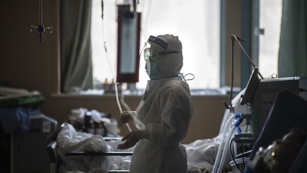 Enfermeira atende pacientes infectados pelo coronavírus em Wuhan - Sputnik Brasil