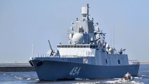 Navio antissubmarino grande Admiral Gorshkov da Marinha russa no ensaio geral para o desfile do Dia da Marinha em Kronstadt - Sputnik Brasil