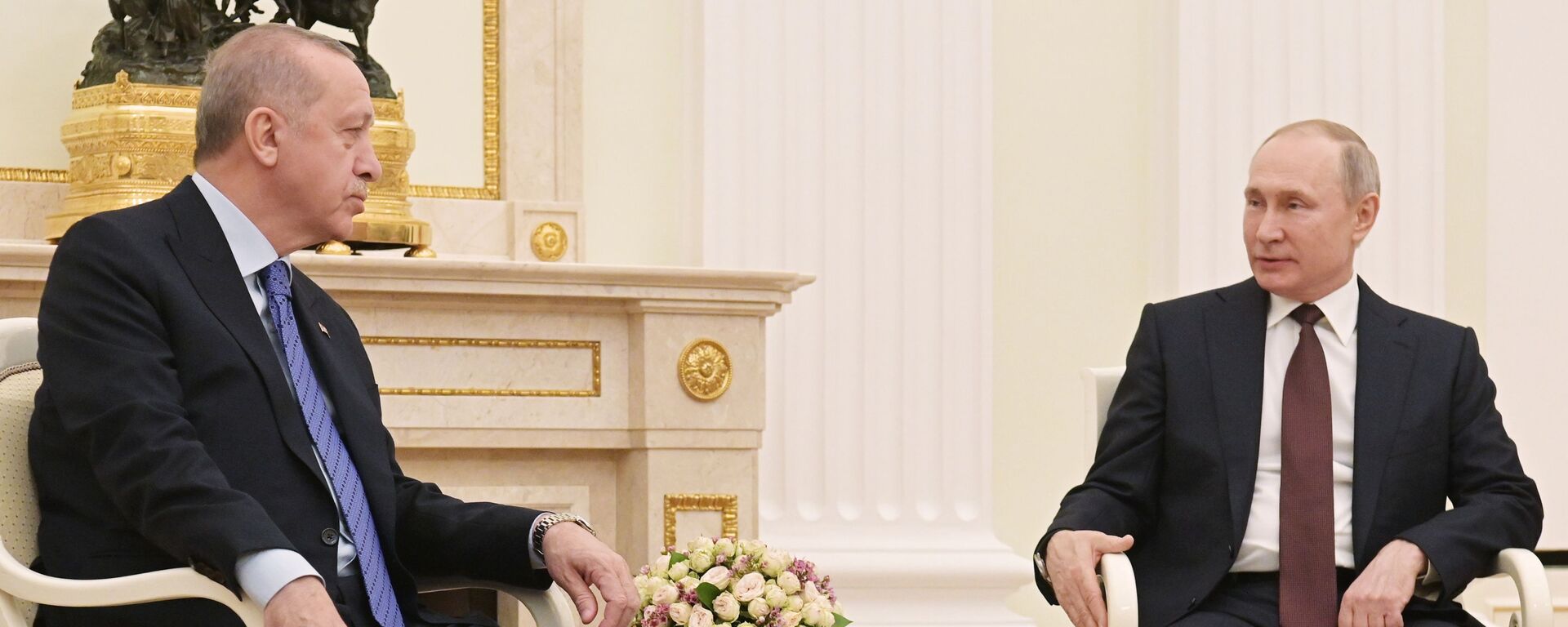 Presidente da Rússia, Vladimir Putin (à direita), conversa com seu homólogo turco, Recep Tayyip Erdogan, em Moscou, no dia 5 de março de 2020 - Sputnik Brasil, 1920, 29.06.2022