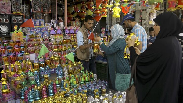 Clientes palestinos fazendo compras em um mercado do centro da Cidade de Gaza (arquivo) - Sputnik Brasil