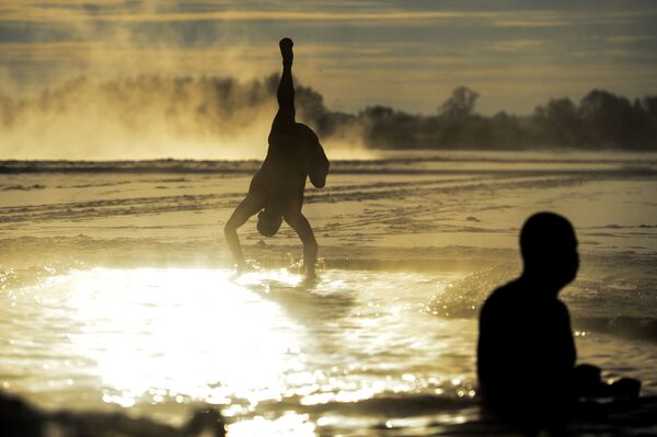 Homens do Clube de Novgorod de Amantes de Nado no Inverno se banham no Rio Volkhov - Sputnik Brasil